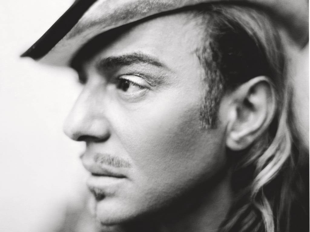 Annullata la sfilata dello stilista John Galliano Annullata la sfilata dello stilista John Galliano