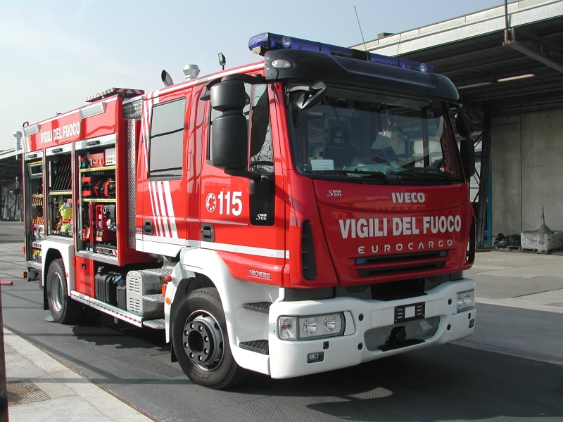 Neviano, tra le fiamme la pizzeria "Millenium" Vigili del Fuoco