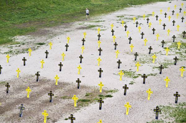 2000 croci per ricordare Chernobyl 2000 croci