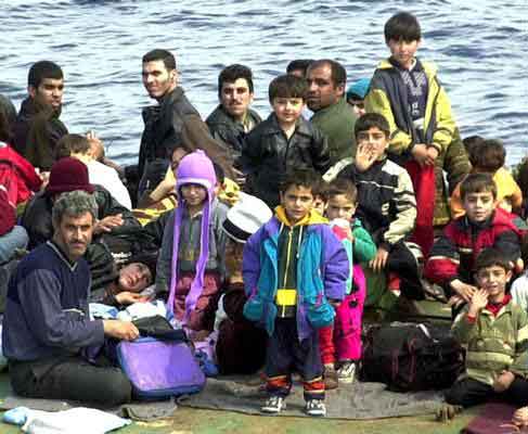 Salento, bloccati 44 afgani stipati su barca a vela 