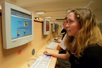 Immagine d'archivio Internet-mania? Comportamenti a rischio per adolescenti