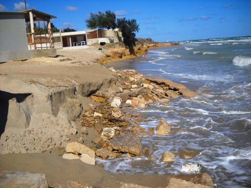 L'erosione delle coste nel Salento prosegue e la polemica politica non si ferma L'erosione delle coste nel Salento prosegue e la polemica politica non si ferma