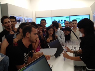 Coda per il nuovo smartphone Apple In fila a Lecce per iPhone 5