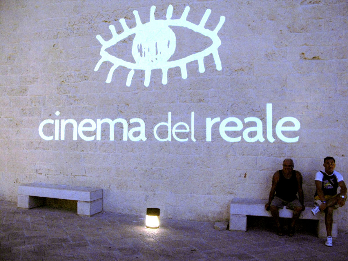 logo cinema del reale su muro Ritorna a Specchia la Festa del Cinema del Reale - edizione 2010 + programma
