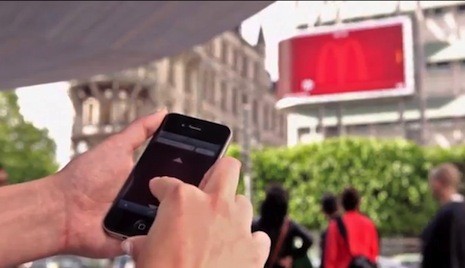 Giocare a Pong contro un cartellone di McDonald's cartellone luminoso stoccolma mc donald's