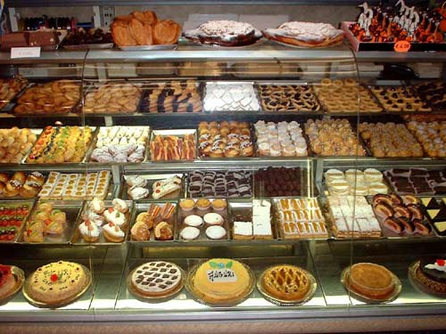 Lavoro in pasticceria per otto, ma in nero. Operazione delle fiamme gialle di Lecce