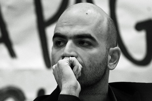 Saviano si racconta: "Il sesso? Meglio al sud"