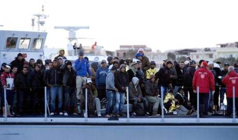 Ancora 827 immigrati arrivati a Taranto da Lampedusa. Introna a Maroni: "Fare ch