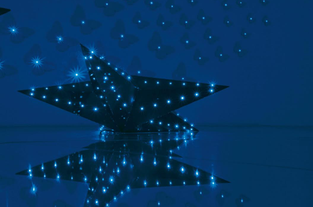 Stella luminosa azzurra opera d'arte della mostra