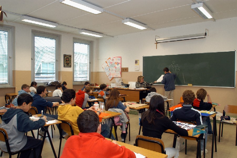 Immagine d'archivio Imbratta foto scuola Gallipoli su facebook, denunciato minore