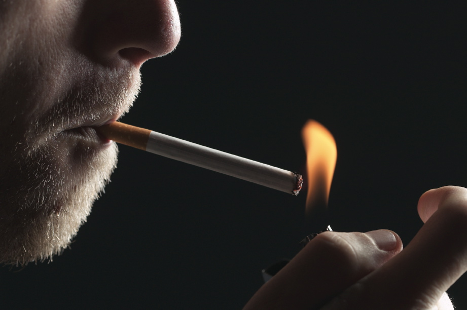 Salute: s'impenna il rischio di tumore se si fuma appena svegli