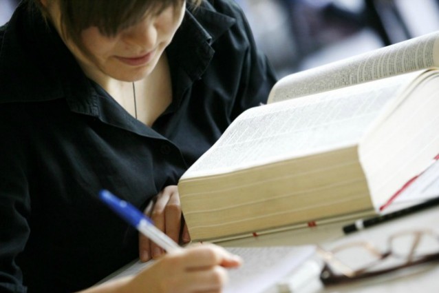 Maturità 2011: si comincia oggi con la prova di italiano studete alle prese con l'esame