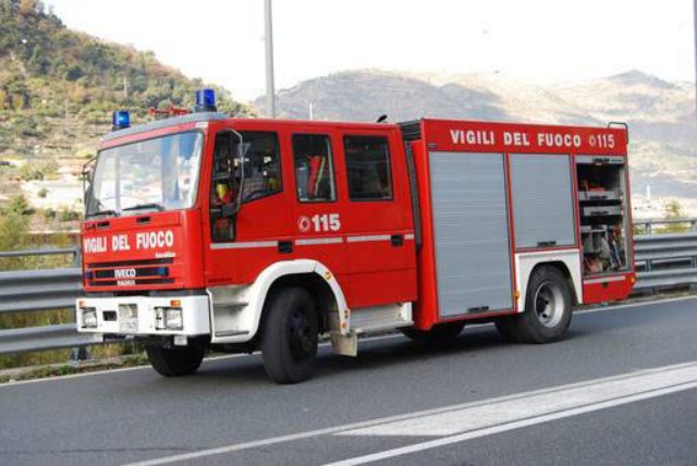 Vigili del fuoco Gallipoli, un chiosco è andato in fiamme, si indaga