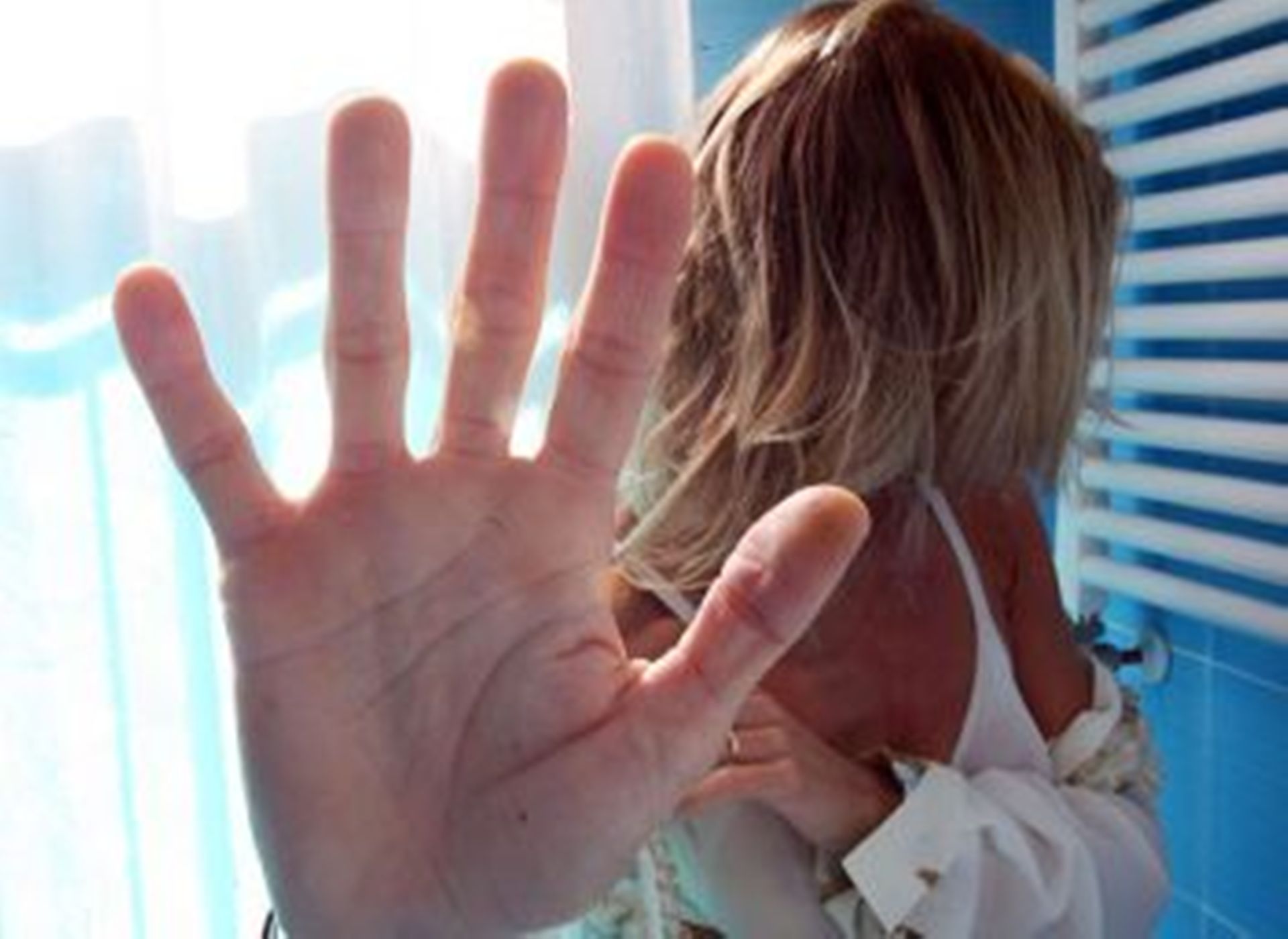 Picchia la moglie e la caccia di casa, arrestato violenza donne