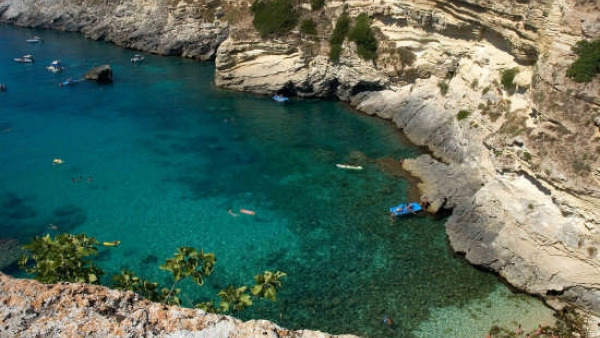 No al cemento selvaggio a Santa Cesarea Terme attraverso la "poesia"