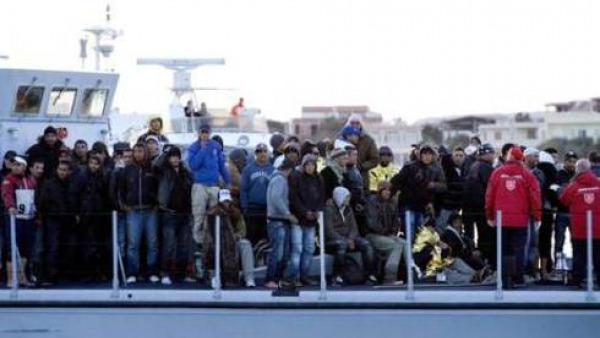 Ancora 827 immigrati arrivati a Taranto da Lampedusa. Introna a Maroni: "Fare ch