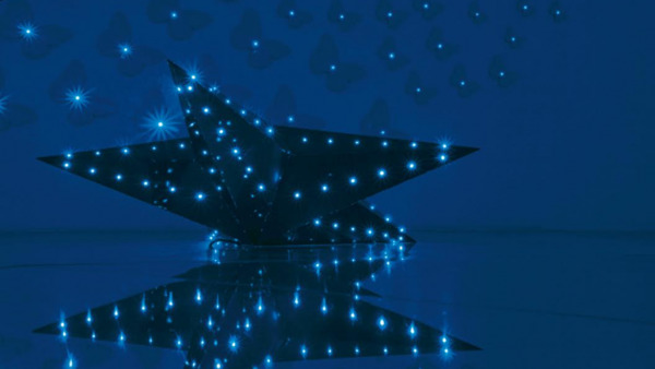 Stella luminosa azzurra opera d'arte della mostra
