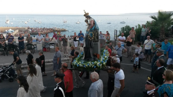 Processione e fuochi in mare: la grande bellezza di Castro 