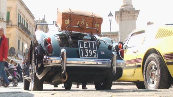 A Lecce sfilano le auto d'epoca