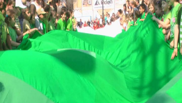 Per vie di Lecce il canto dei bimbi, con l'Inno di Mameli e il lungo Tricolore