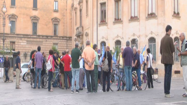Referendum 2011: a Lecce il popolo del si festeggia in piazza Sant'Oronzo