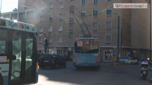 Parte il filobus a Lecce. Inaugurazione dal retrogusto amaro