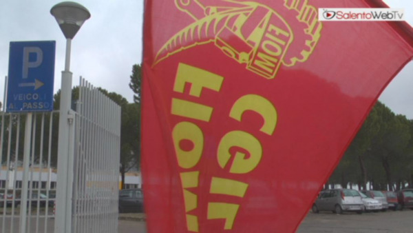 Esclusa dalle elezioni. Fiom ai cancelli della Fiat Cnh di Lecce: "Ennesimo atto