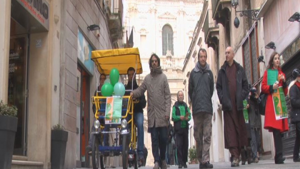 Anche a Lecce la "giornata mondiale della lentezza", ma tutti vanno di fretta