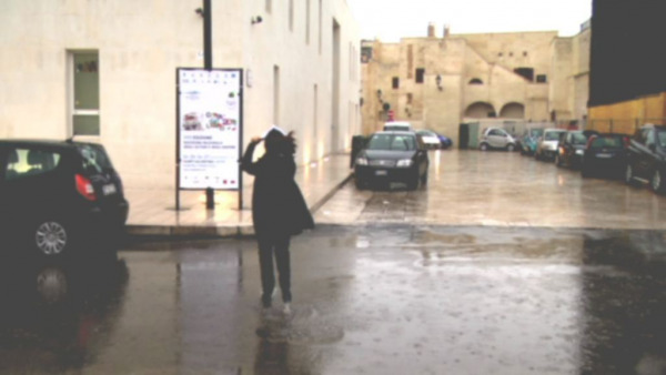 Spot Città del Libro 2011: Maria Novella Guarino sotto la pioggia