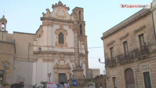 Presicce incorniciata da un centro storico scenografico