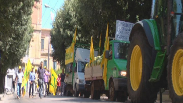 Corteo di trattori e camion di angurie per richiamare l'attenzione delle Istituz