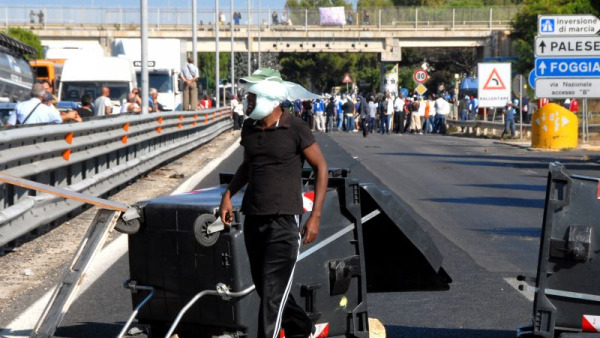 rivolta di immigrai a Bari