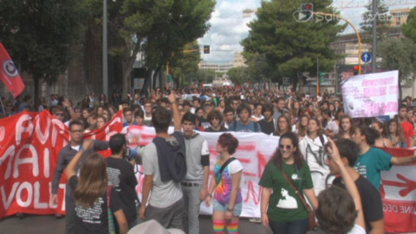 "Studenti non dipendenti", a Lecce il corteo dei mille