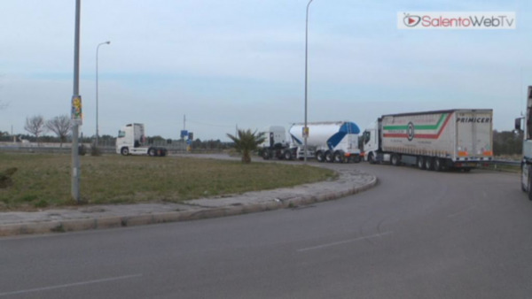 Blocchi tir anche nel Salento. Gli autotrasportatori: "i costi sono insostenibil