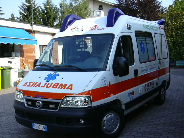 118, ambulanza Lecce, un centauro viene investito da un taxi
