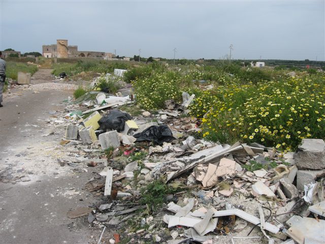 Una foto del sito sequestrato 5mila mq di discarica abusiva soperti nei pressi di Ugento