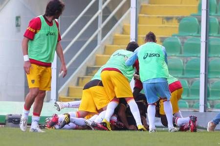 L'esultanza dei giocatori giallorossi Lecce bello e sprecone, il Palermo si salva in extremis