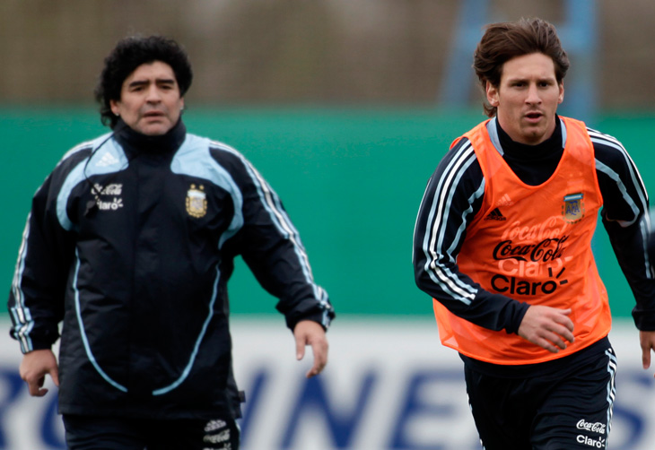 Maradona e Messi Maradona suona la carica:"Possiamo non far toccar palla alla Germania"