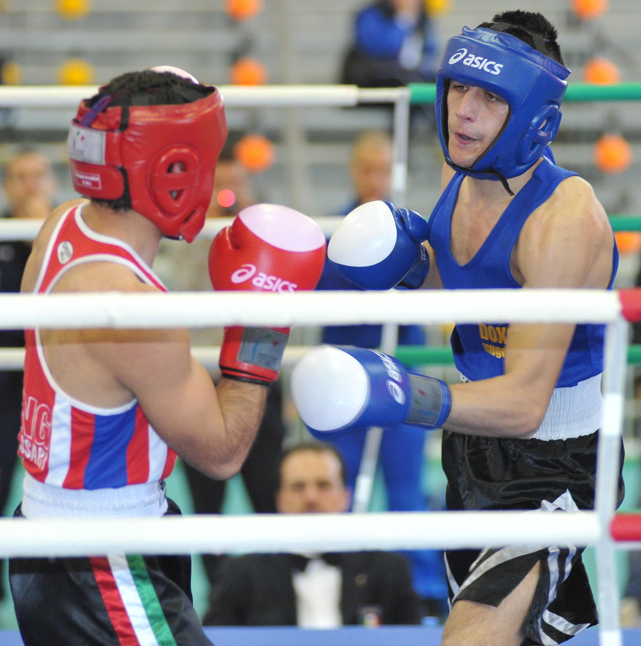 Una fase di un incontro Grande spettacolo con la boxe pugliese