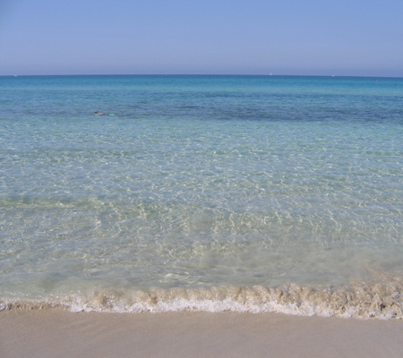 Il sole bacia il Salento, ma la Regione ordina la chiusura dei lidi a Gallipoli Gallipoli