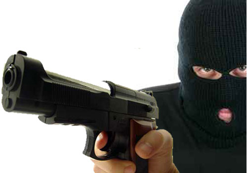 Rapina a Salice salentino. Il proprietario del bar in ostaggio e minacciato con pistola Malfattore con passamontagna e armato di pistola