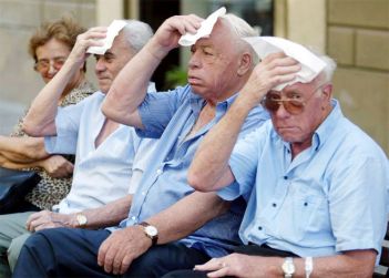 Gli anziani e il caldo: immagine d'archivio Salento, il caldo provoca la morte di un 70enne