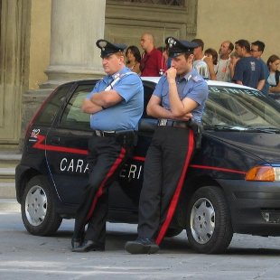 Surbo, colpi di mitra all'esterno dell'abitazione di un 21enne