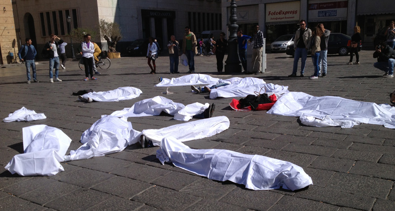 Lutto nazionale: in Piazza Sant'Oronzo a Lecce flash mob per la tragedia di Lampedusa