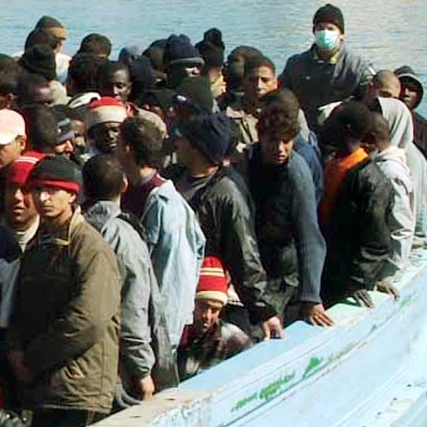 Clandestini a bordo di un'imbarcazione, immagine d'archivio Immigrazione: 16 curdi sbarcati nel Salento