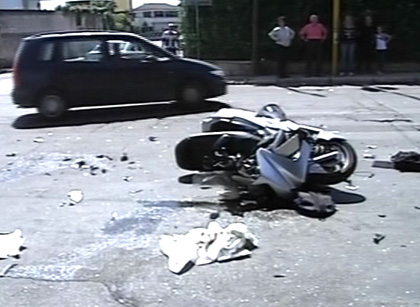 Incidente stradale Alessandro non ce l'ha fatta: il centauro è morto nella notte