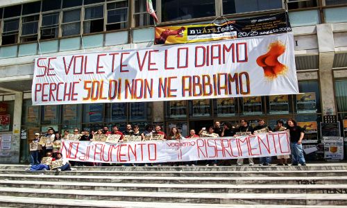 Un famoso striscione della protesta dello scorso anno a Lecce Continua la mobilitazione dei ricercatori contro il ddl Gelmini