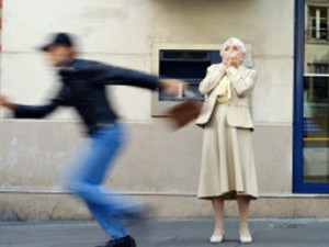 Lecce, donna 77enne finisce in ospedale dopo uno scippo