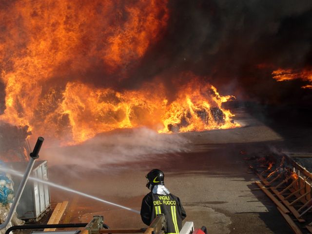 Vigili del fuoco, immagine d'archivio Porto Cesareo, auto incendiata nella notte
