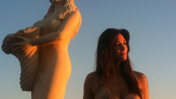 Manuela Arcuri e la statua infelice a Porto Cesareo. L'attrice non si presenta i